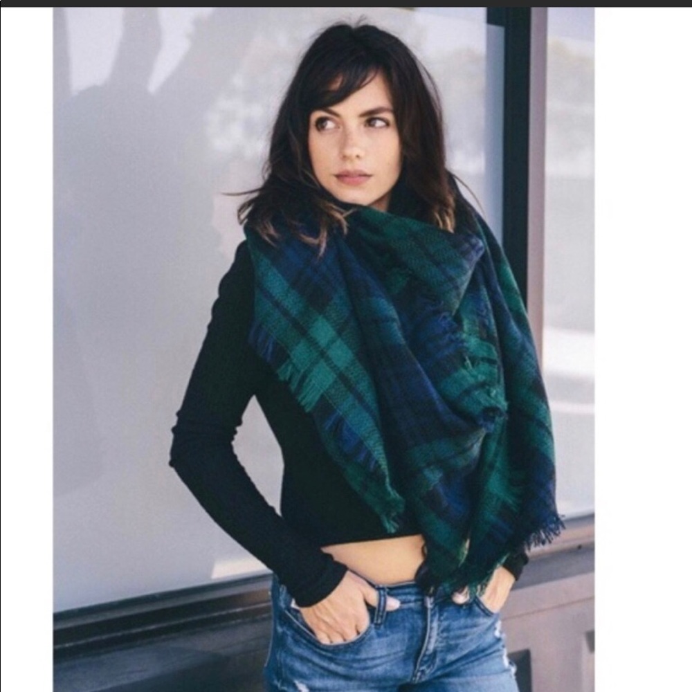 ❄️FINAL MARKDOWN❄️ Blue & Green Plaid Scarf - Picture 3 of 3